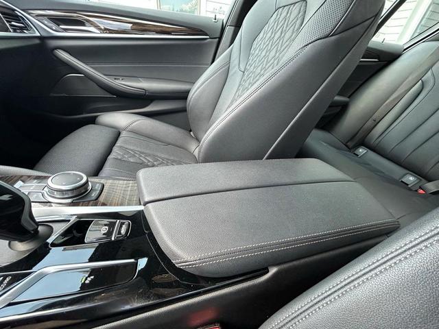 Photo of 2022 Black Sapphire Metallic BMW 540