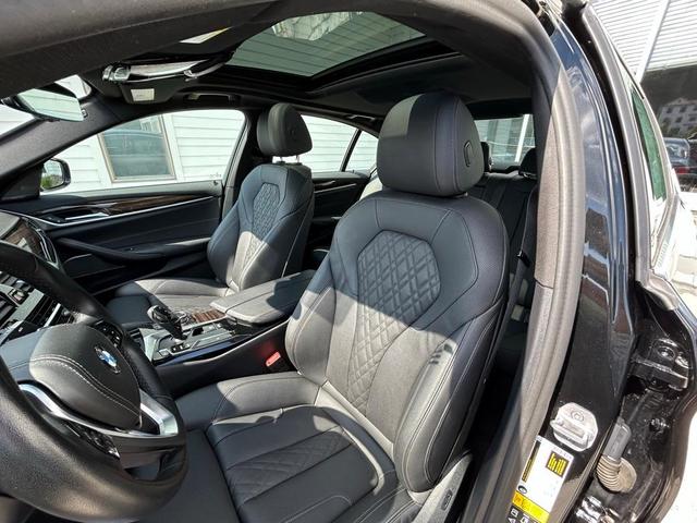 Photo of 2022 Black Sapphire Metallic BMW 540
