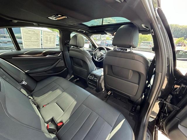 Photo of 2022 Black Sapphire Metallic BMW 540