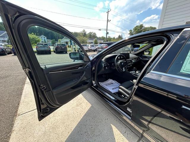 Photo of 2022 Black Sapphire Metallic BMW 540