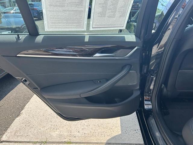 Photo of 2022 Black Sapphire Metallic BMW 540