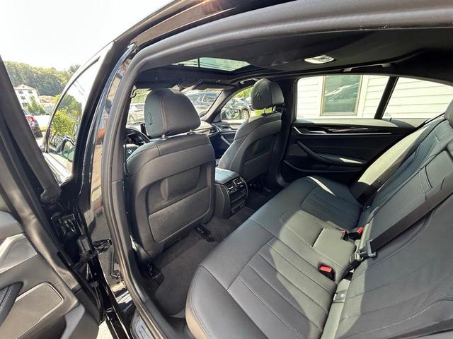 Photo of 2022 Black Sapphire Metallic BMW 540