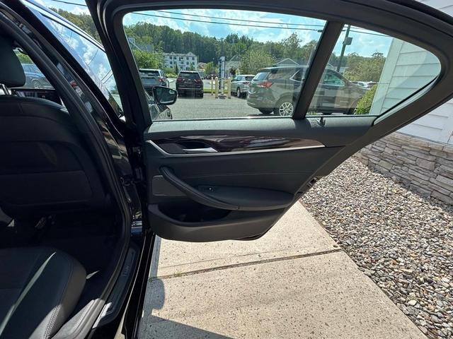 Photo of 2022 Black Sapphire Metallic BMW 540