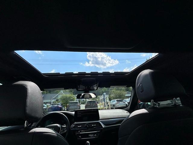 Photo of 2022 Black Sapphire Metallic BMW 540