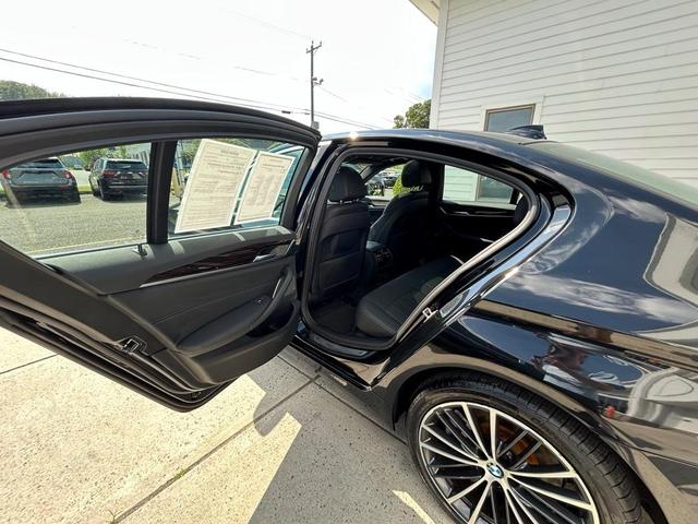 Photo of 2022 Black Sapphire Metallic BMW 540