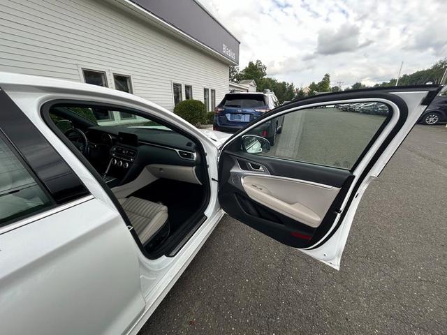 Photo of 2022 White Genesis G70