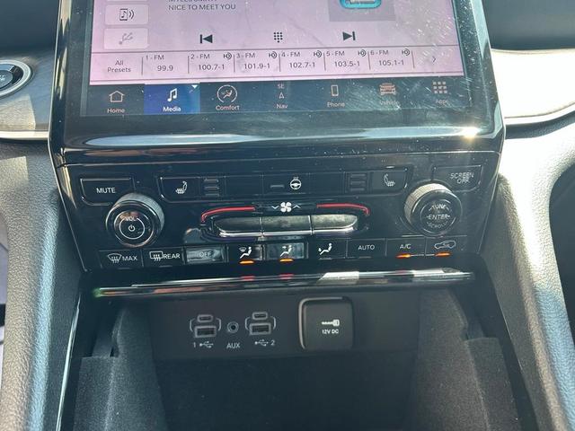 Photo of 2023 Diamond Black Jeep Grand Cherokee L