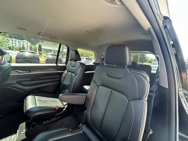 Photo of 2023 Diamond Black Jeep Grand Cherokee L