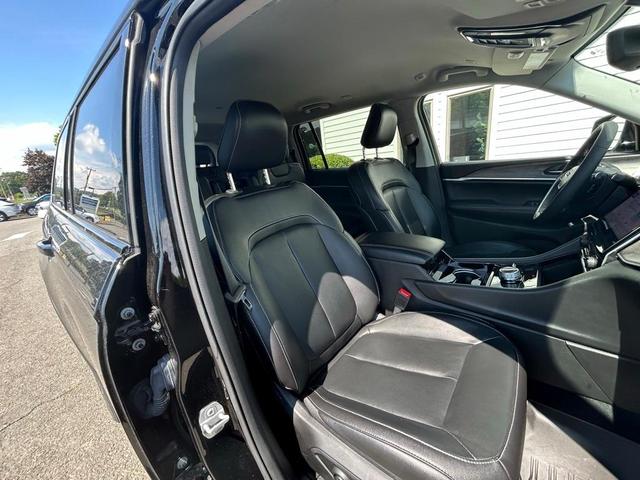 Photo of 2023 Diamond Black Jeep Grand Cherokee L