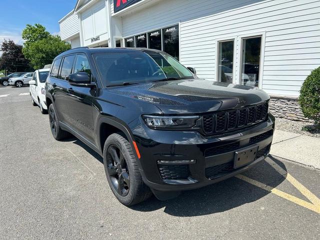 Photo of 2023 Diamond Black Jeep Grand Cherokee L