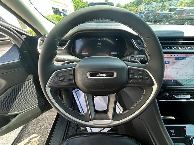 Photo of 2023 Diamond Black Jeep Grand Cherokee L