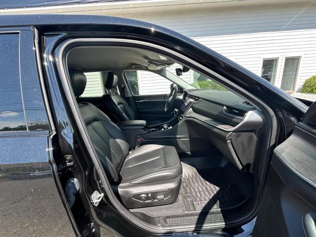 Photo of 2023 Diamond Black Jeep Grand Cherokee L