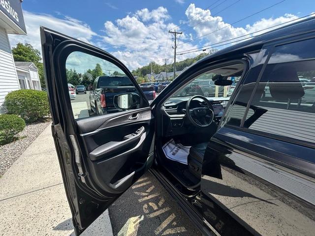 Photo of 2023 Diamond Black Jeep Grand Cherokee L