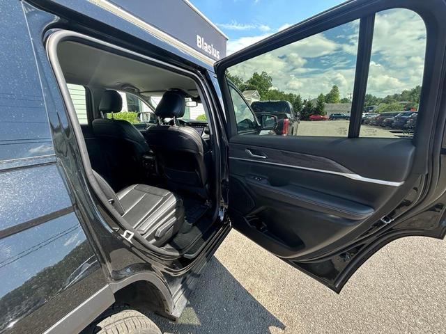Photo of 2023 Diamond Black Jeep Grand Cherokee L