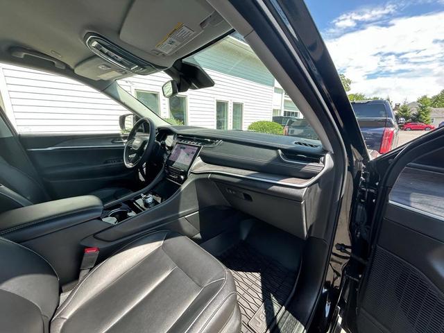 Photo of 2023 Diamond Black Jeep Grand Cherokee L