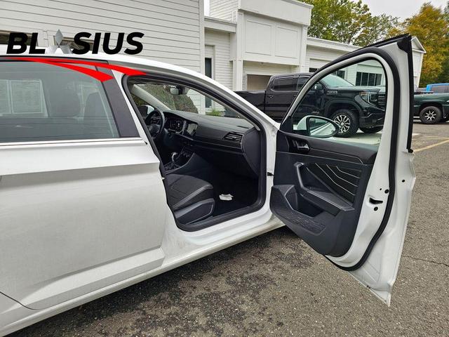 Photo of 2024 Opal White Pearl Effect Volkswagen Jetta