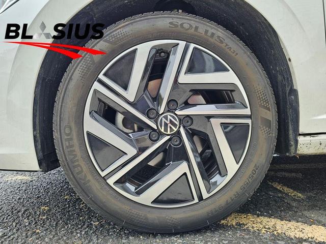 Photo of 2024 Opal White Pearl Effect Volkswagen Jetta