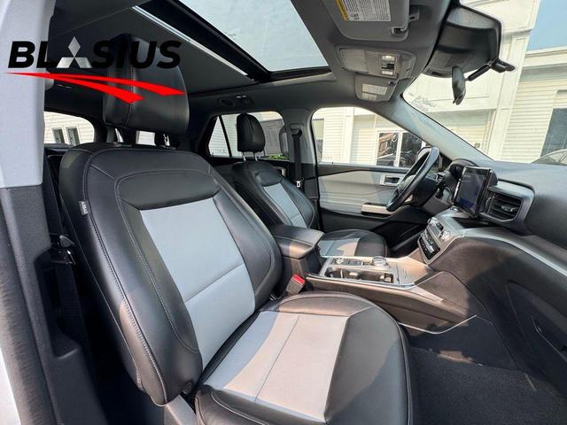 Photo of 2022 Star White Ford Explorer