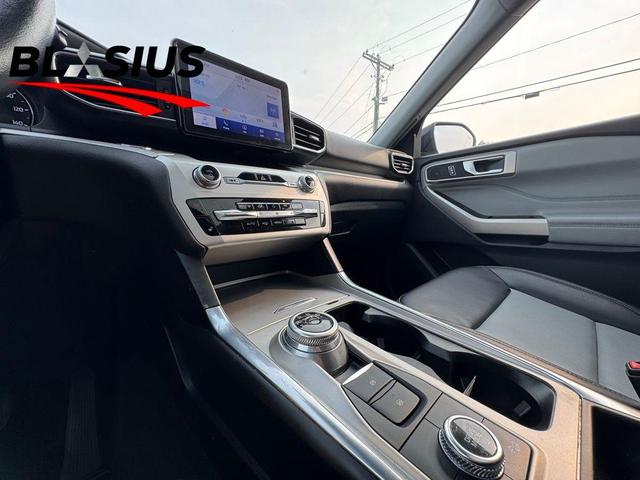 Photo of 2022 Star White Ford Explorer