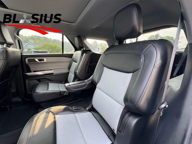 Photo of 2022 Star White Ford Explorer