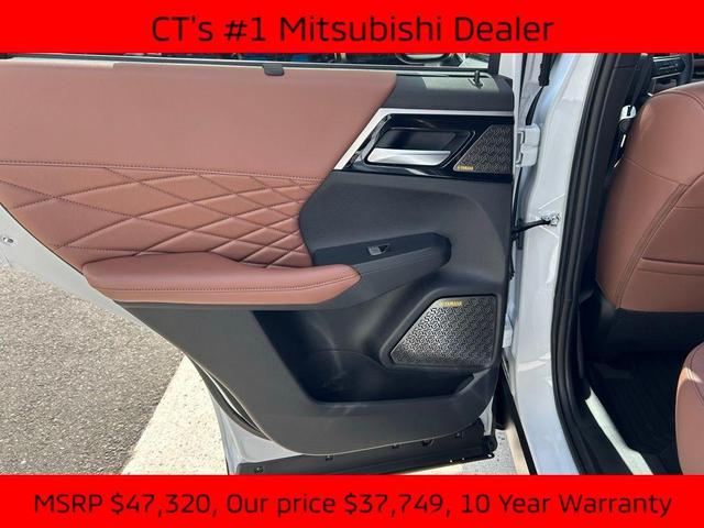 Photo of 2025 White Diamond / Black Mitsubishi Outlander