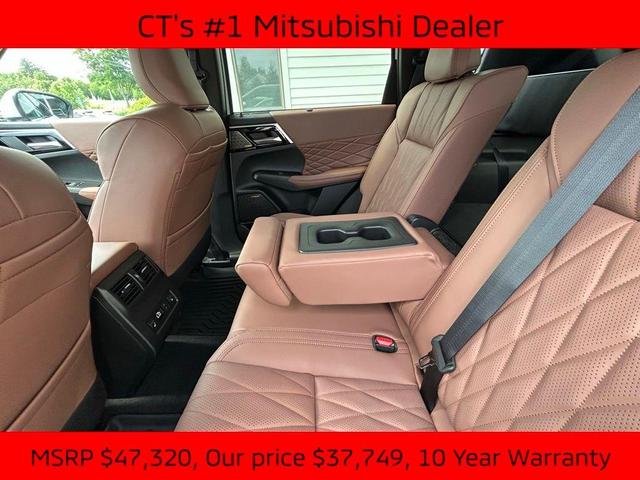 Photo of 2025 White Diamond / Black Mitsubishi Outlander
