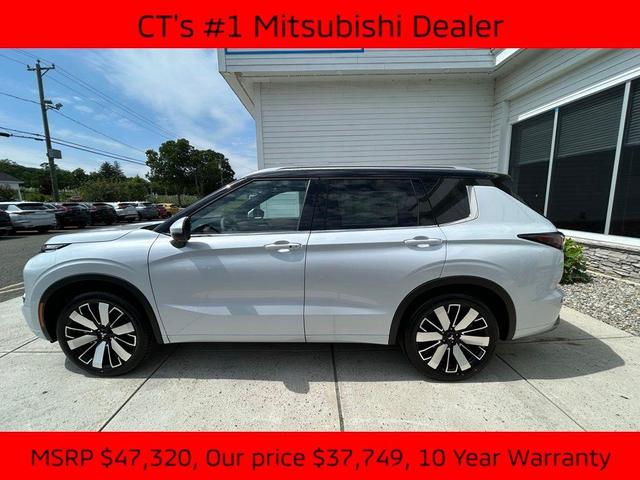 Photo of 2025 White Diamond / Black Mitsubishi Outlander