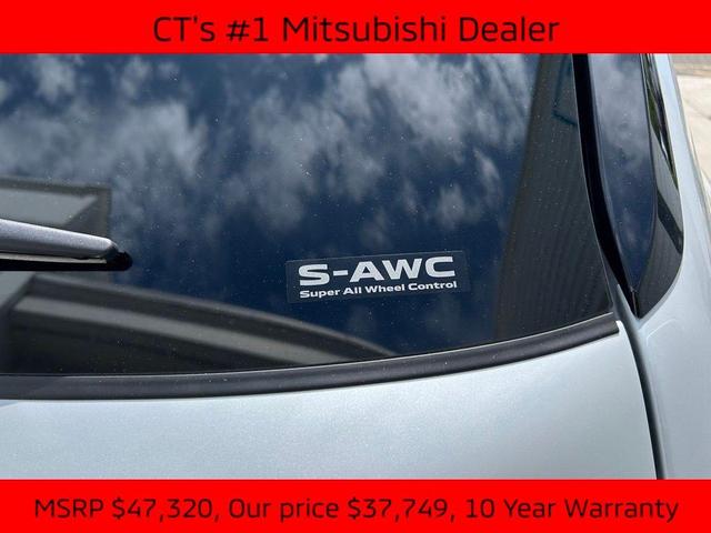 Photo of 2025 White Diamond / Black Mitsubishi Outlander