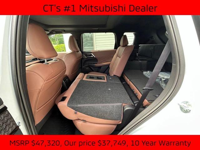 Photo of 2025 White Diamond / Black Mitsubishi Outlander