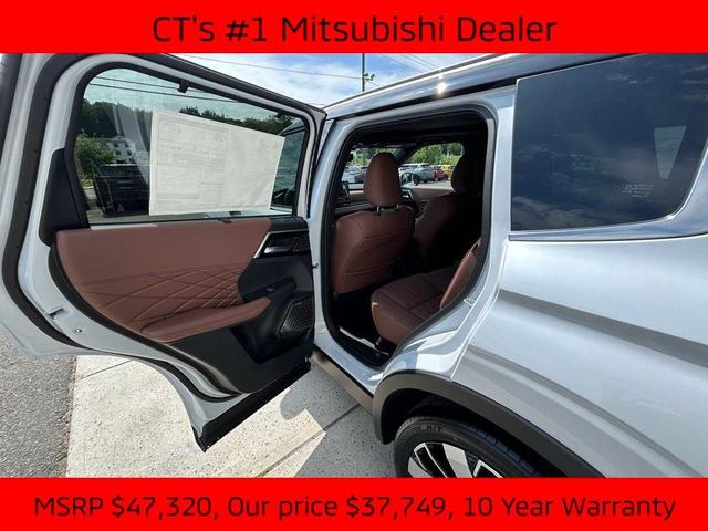 Photo of 2025 White Diamond / Black Mitsubishi Outlander