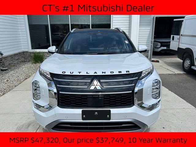 Photo of 2025 White Diamond / Black Mitsubishi Outlander
