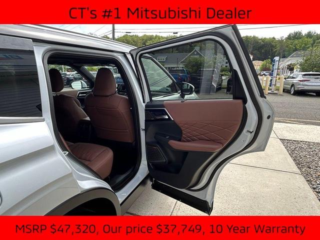 Photo of 2025 White Diamond / Black Mitsubishi Outlander