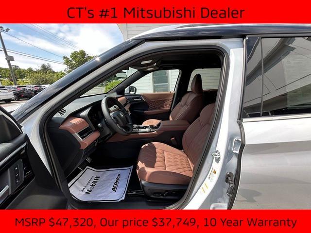 Photo of 2025 White Diamond / Black Mitsubishi Outlander