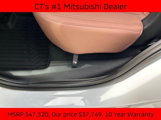 Photo of 2025 White Diamond / Black Mitsubishi Outlander