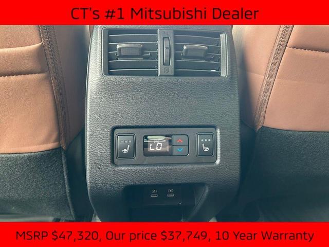 Photo of 2025 White Diamond / Black Mitsubishi Outlander