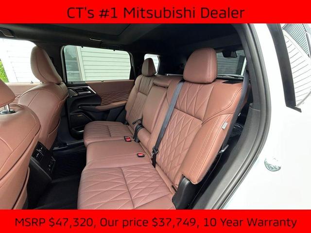 Photo of 2025 White Diamond / Black Mitsubishi Outlander