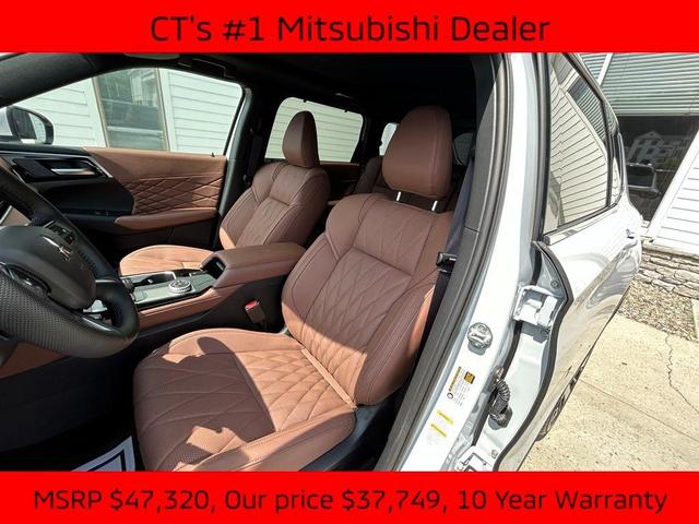 Photo of 2025 White Diamond / Black Mitsubishi Outlander