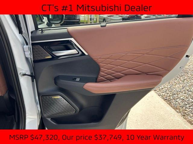 Photo of 2025 White Diamond / Black Mitsubishi Outlander