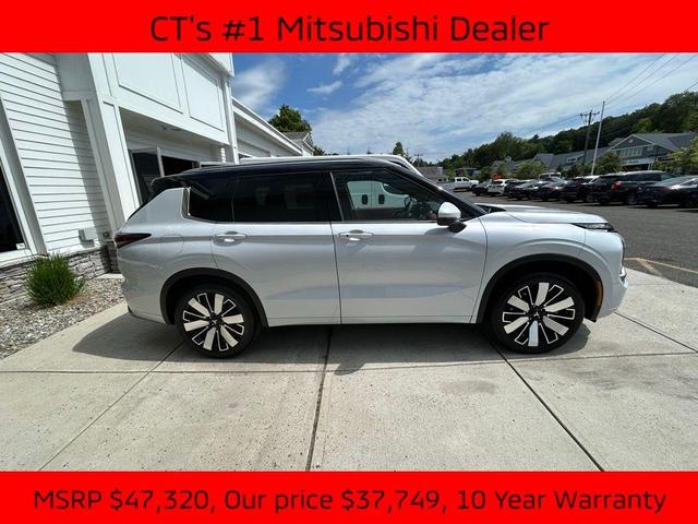 Photo of 2025 White Diamond / Black Mitsubishi Outlander