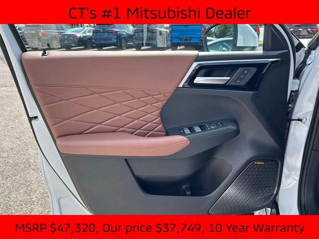 Photo of 2025 White Diamond / Black Mitsubishi Outlander