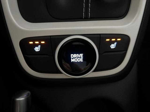 Photo of 2025 Lunar White w/Black Roof Hyundai VENUE