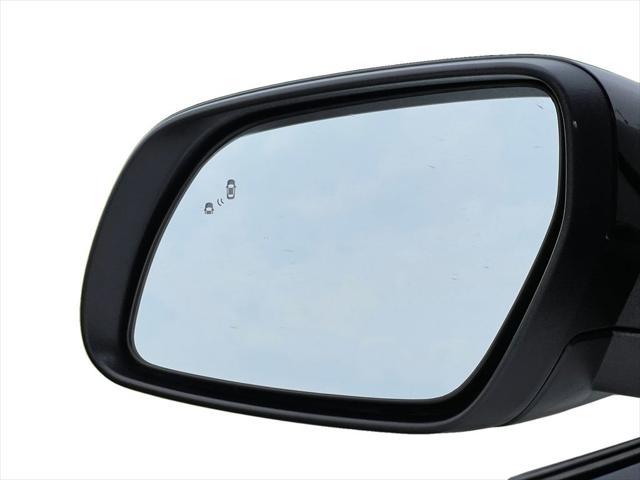 Photo of 2025 Lunar White w/Black Roof Hyundai VENUE
