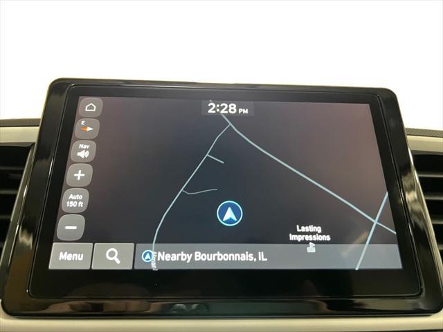 Photo of 2025 Lunar White w/Black Roof Hyundai VENUE