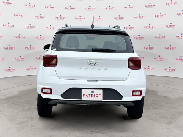 Photo of 2025 Lunar White w/Black Roof Hyundai VENUE