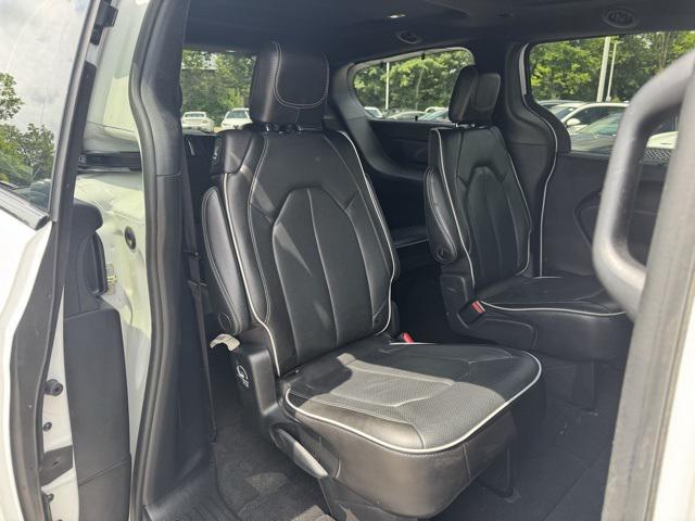Photo of 2022 Bright White Clearcoat Chrysler Pacifica