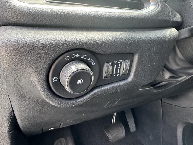Photo of 2022 Bright White Clearcoat Chrysler Pacifica