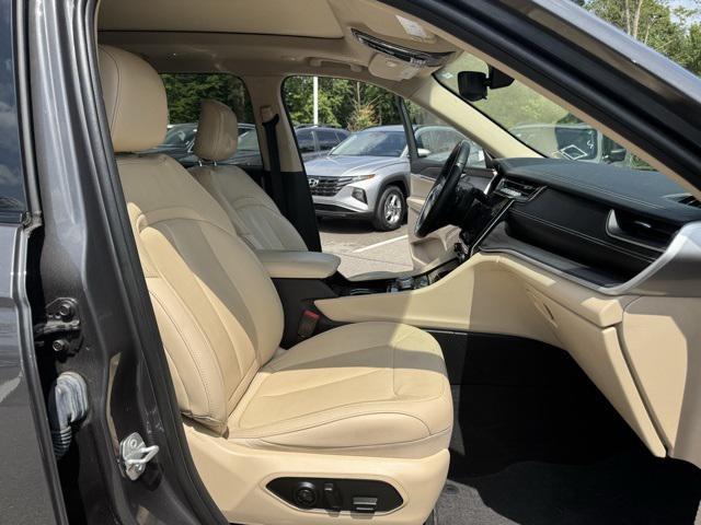 Photo of 2022 Metallic Jeep Grand Cherokee L