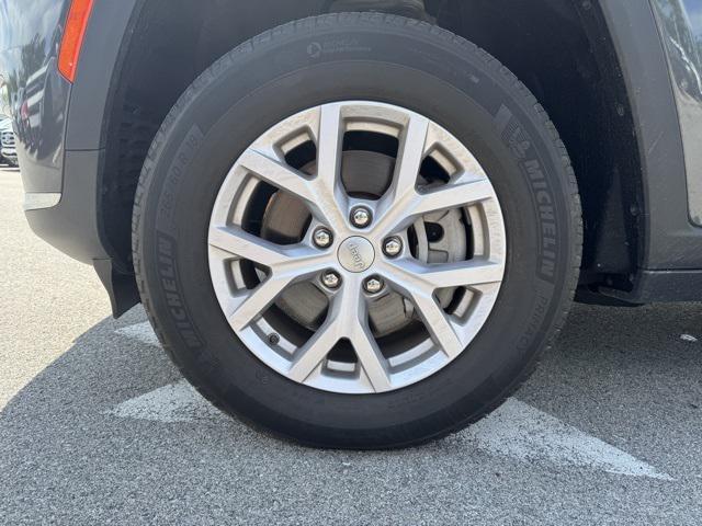 Photo of 2022 Metallic Jeep Grand Cherokee L