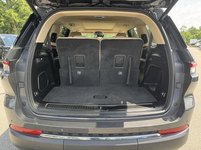 Photo of 2022 Metallic Jeep Grand Cherokee L