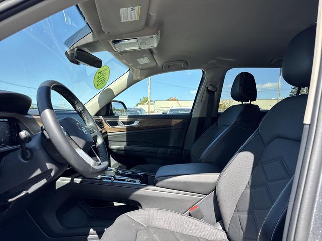 Photo of 2024 Platinum Gray Metallic Volkswagen Atlas